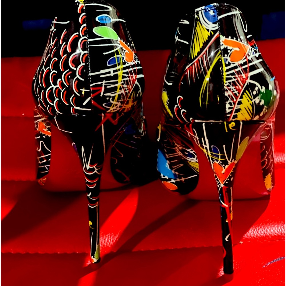 No box or tags. But, never been worn! Brand new red bottoms!!!